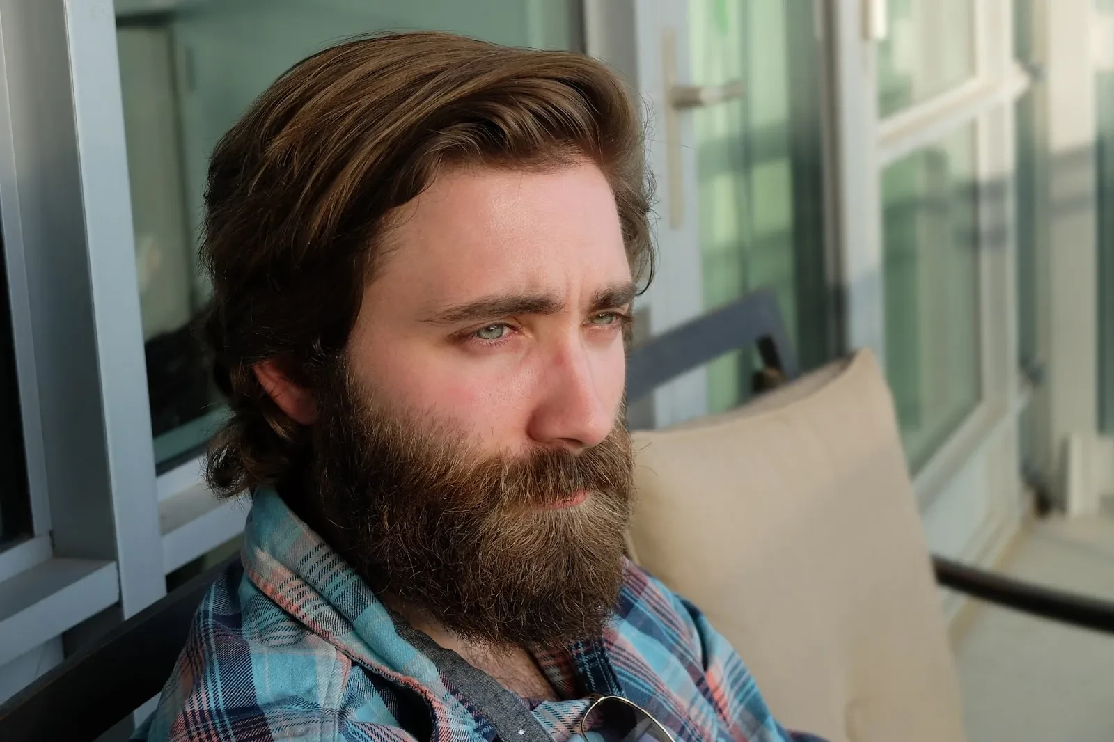 img/1926_the-rugged-beard-a-mans-guide-to-growing-and-styling-the-perfect-rough-look.webp