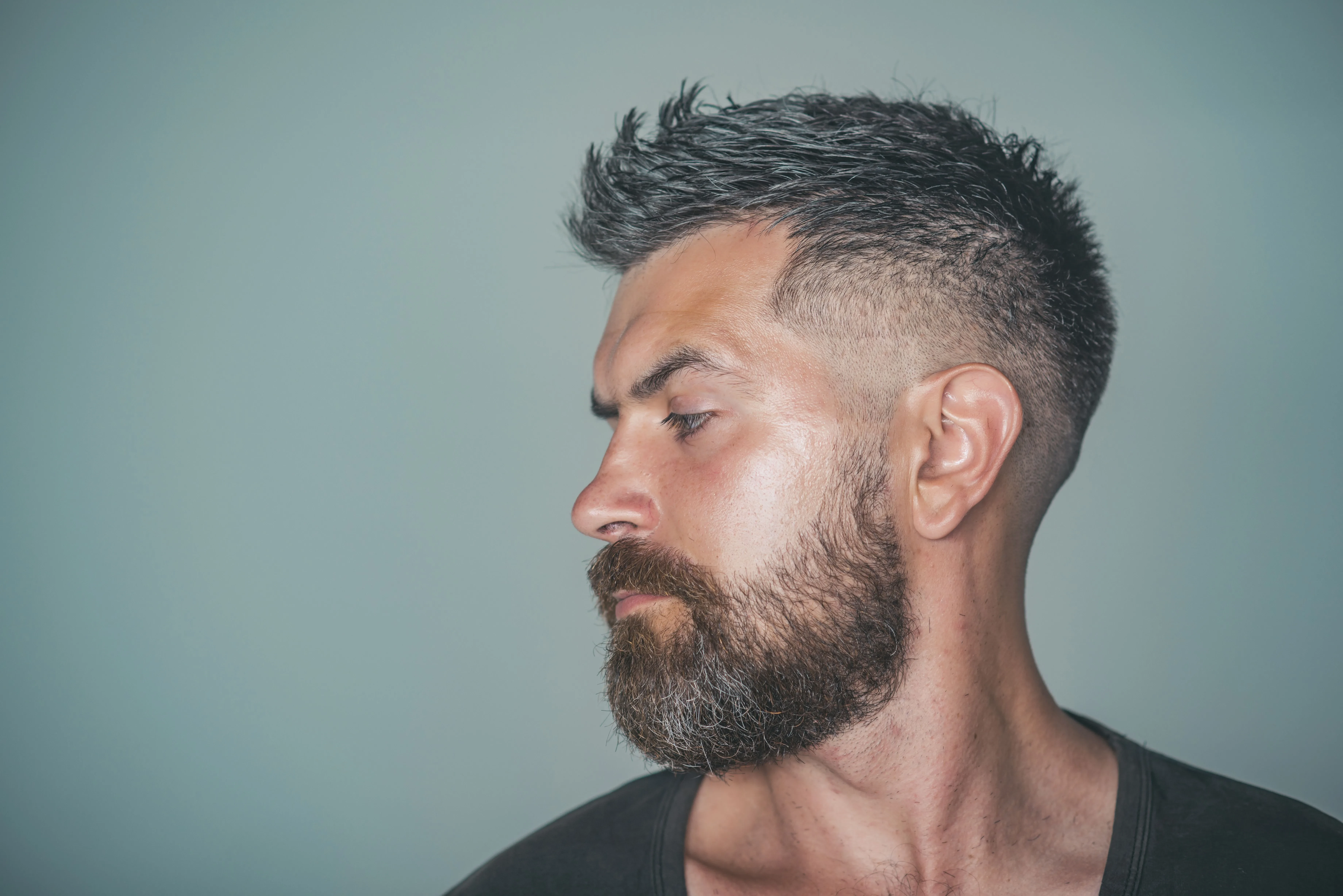 img/1930_thin-beard-styles-a-guide-to-rocking-your-facial-hair.webp