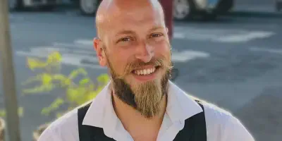 img/2071_the-ultimate-guide-to-beard-styles-for-bald-guys.webp