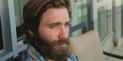 img/1926_the-rugged-beard-a-mans-guide-to-growing-and-styling-the-perfect-rough-look.webp